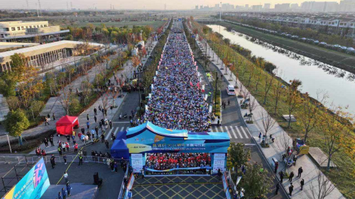 晶通杯2024桐乡半程马拉松赛圆满落幕,8000名跑者共襄盛举